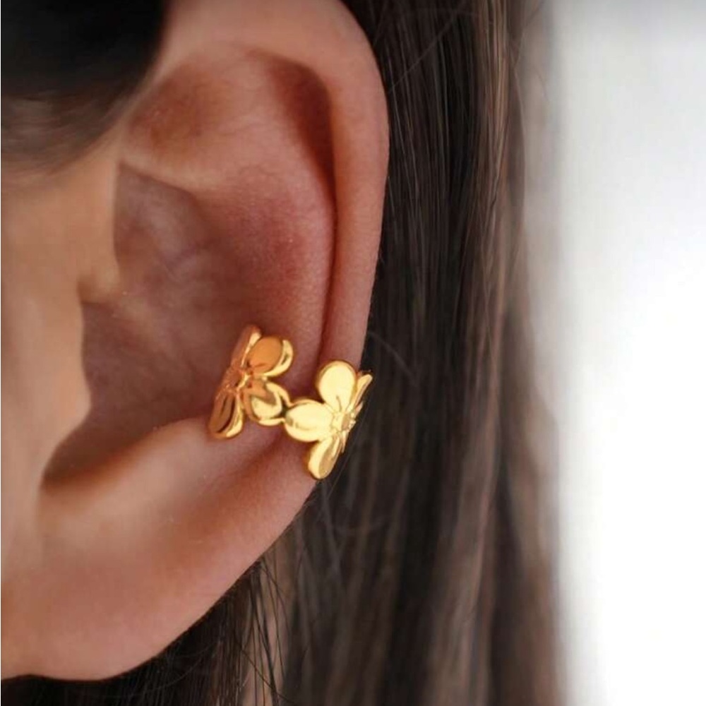 Elegant Gold Floral Ear Cuff R70